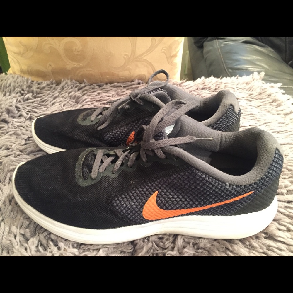 Nike revolution 3 Men's. (Black and Orange)